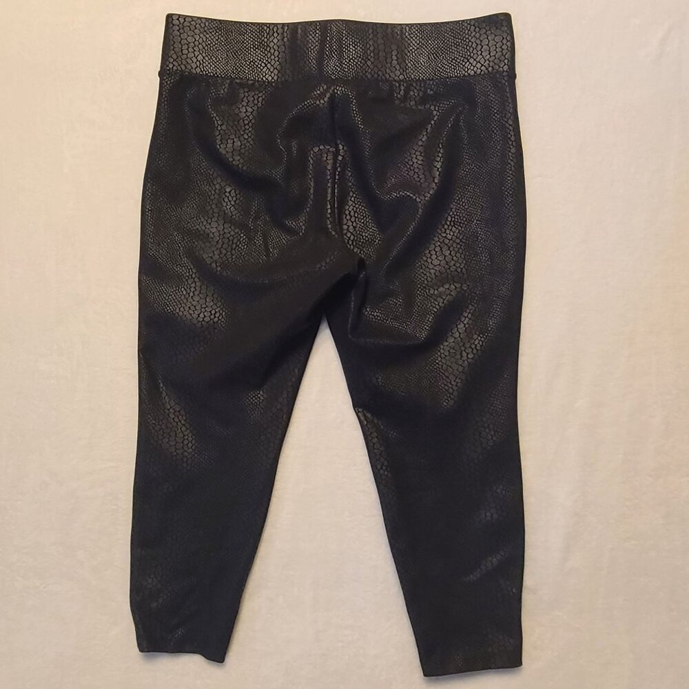 Torrid Pixie Cropped Snake Print Leggings Pull On Pants Size 2R - Picture 6 of 9